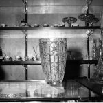 Kryształowy wazon na ladzie sklepowej 1968 (NAC)