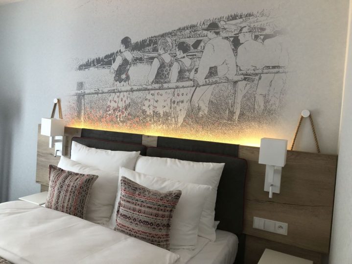 Grafika z goralskim motywem w hotelu Aquarion w Zakopanem