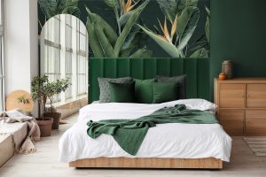 Mała sypialnia w zieleni z egzotyczną fototapetą i panelami