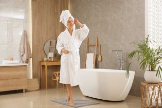 kobieta w łazience w stylu naturalnym
